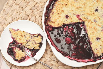 mixed berry crumble pie. vegetarian baking. vegan pastry with fresh blueberry, cranberry and bilberry. easy to bake pie.