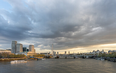 Abendhimmel &uuml;ber London