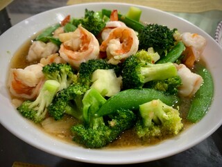 ผัดถั่วลันเตาบล็อกโคลี่ใส่กุ้ง