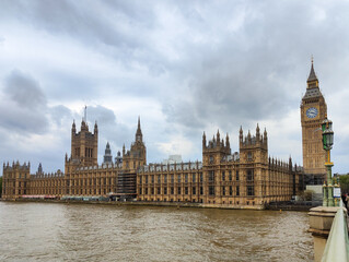 Fototapeta na wymiar View of the famous Westminster parliament and Big Ben tower in London