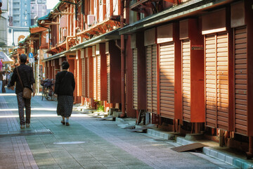 東京、浅草仲見世の裏通りの風景