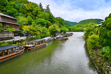 Fototapeta na wymiar 新緑の京都市嵐山 嵐峡めぐりの屋形船