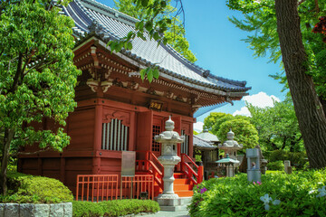 東京、浅草寺の薬師堂と初夏の風景