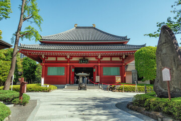 東京、浅草寺の影向堂と仏頂尊勝陀羅尼碑が見える境内風景