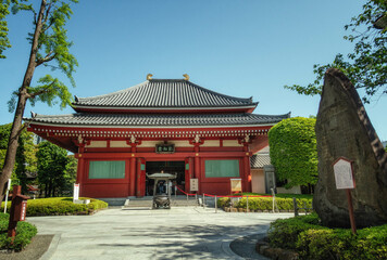 東京、浅草寺の影向堂と仏頂尊勝陀羅尼碑が見える境内風景	
