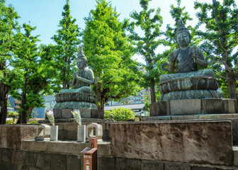 Fototapeta premium 東京、浅草寺の二尊仏（勢至菩薩坐像・観音菩薩坐像です）