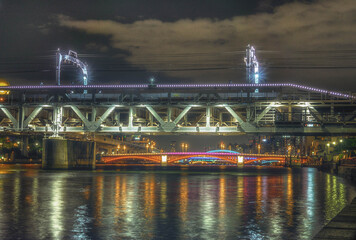東京、隅田川と東武伊勢崎線、隅田川橋梁と吾妻橋が見える夜景