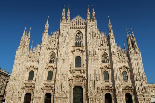 Duomo (cath&eacute;drale) de la ville de Milan / Milano en Lombardie, architecture de la fa&ccedil;ade du monument en marbre blanc (Italie)