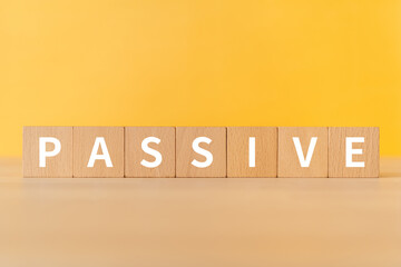 消極的・受動的のイメージ｜「PASSIVE」と書かれた積み木