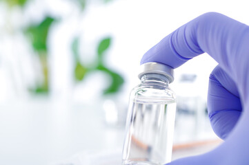 バイアル瓶を持つ手元