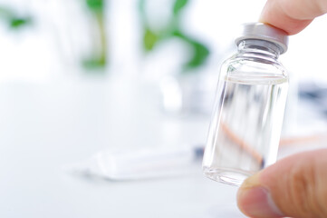 バイアル瓶を持つ手元