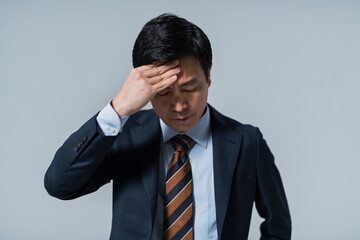 体調の悪そうな60代ビジネスマン