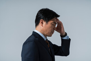 体調の悪そうな60代ビジネスマン