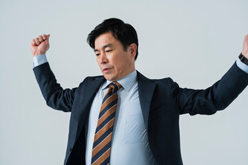 休憩をとる60代ビジネスマン