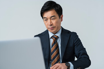 デスクワークをする60代ビジネスマン