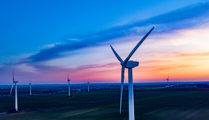 Windkraftanlagen im Sonnenuntergang