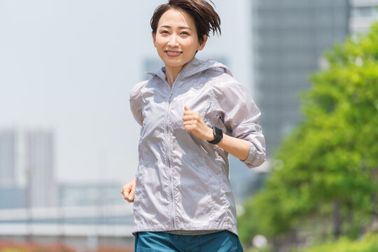 笑顔で走る疾走感のある日本人女性