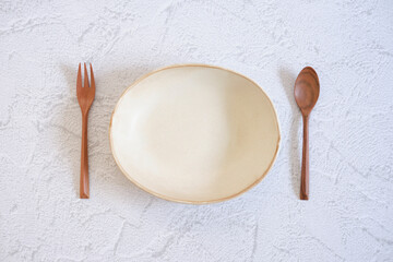 白いテーブルと皿、カトラリー