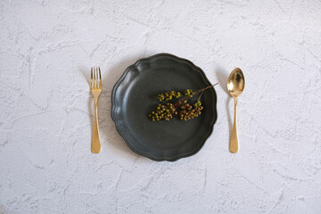 白いテーブルと皿、カトラリー