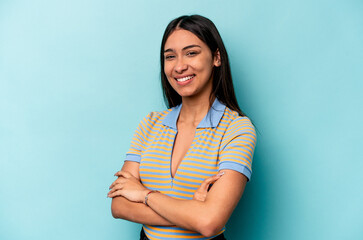 Obraz premium Young hispanic woman isolated on blue background happy, smiling and cheerful.