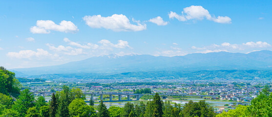 爽やかな青空と自然に囲まれた街並みの景色
