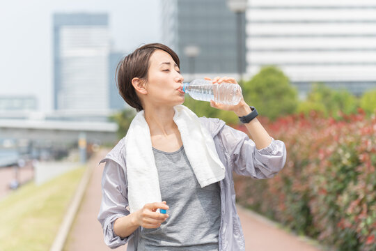 水分補給をする日本人女性