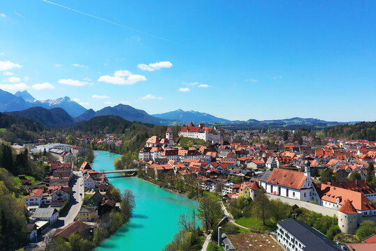 Luftbild von F&uuml;ssen am Lech bei sch&ouml;nem Wetter