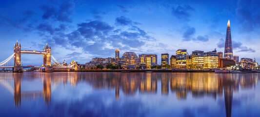 panoramic view at london after sunset - obrazy, fototapety, plakaty