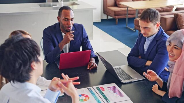 ミーティングする人々　グローバルビジネス　スローモーション　サークルショット 