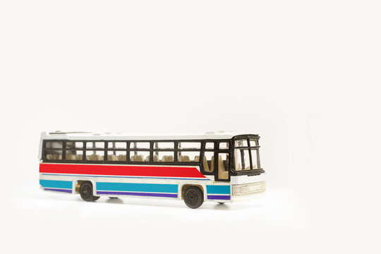 Autobus de juguete sobre un fondo blanco liso y aislado. Vista de frente y de cerca. Copy space