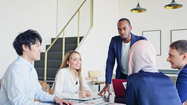 ミーティングする人々　グローバルビジネス　スローモーション　サークルショット 