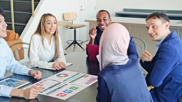 ミーティングする人々　グローバルビジネス　スローモーション　サークルショット 