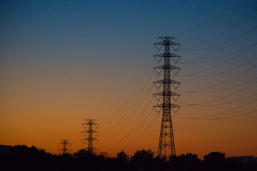 Fototapeta premium 送電線のある街の夕景