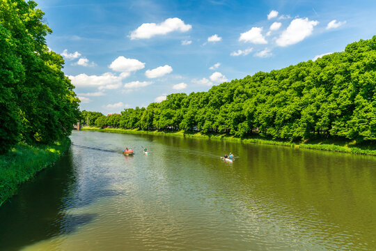 View from the Sachsenbrücke at the Clara-Zetkin-Park in Leipzig, canoeists train on the river