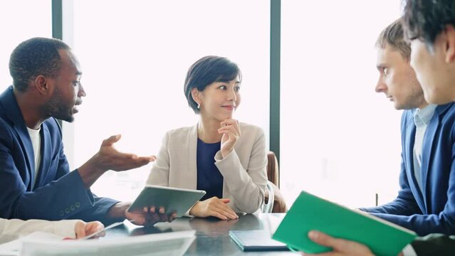 多国籍の会議に参加して混乱する日本人女性　英語が苦手な女性　英会話スクール