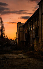 Fabrik bei Sonnenuntergang
