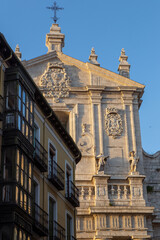 Vista de la fachada de la Catedral de Valladolid al final de un fila de edificios. Castilla y León, España.
