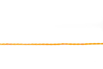 Cuerda larga de color naranja sobre un fondo blanco liso y aislado. Vista superior. Copy space