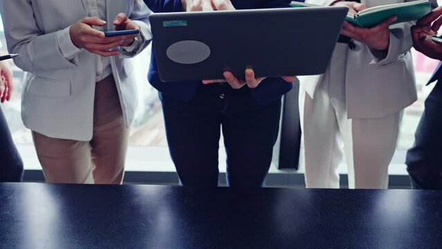 ミーティングする多国籍グループ　グローバルビジネス　スローモーション　ドリーアウト