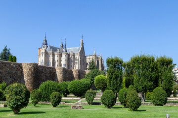Muralla y Palacio Episcopal de Astorga. León, España.