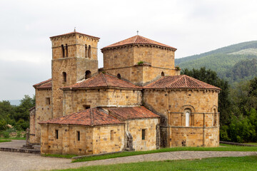 Colegiata románica de Santa Cruz de Castañeda (siglo XII). Fue declarada Monumento Nacional en 1930.