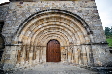 Portada de la fachada oeste de la Colegiata de Santa Maria de Castañeda (siglo XII). Socobio, Cantabria, España