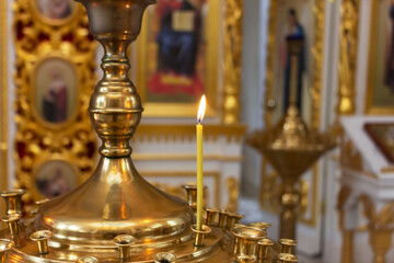 Fototapeta na wymiar candle burning in the temple