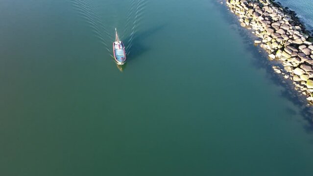 Barca pescatori alla foce del fiume Adige