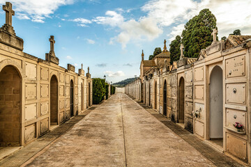 Durchgang zu den Familiengruften in Hausform auf einem  Friedhof auf Spaniens Insel Mallorca © Blende8