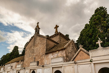 die Kapelle thront über den Grabstätten auf einem
Friedhof auf Spaniens Insel Mallorca