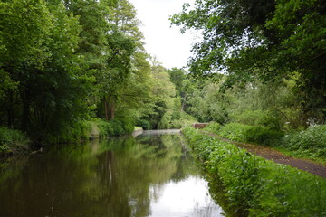 Fototapeta na wymiar the tow path of the Staffordshire and Worcestershire canal near Stourton