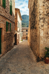 Fototapeta na wymiar Rundgang durch Valldemossa Ausflug zum schönsten Dorf auf Mallorca