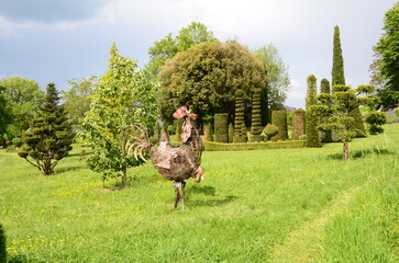 JARDIN D'EYRIGNAC BUIS ET CYPRÈS SCULPTÉS