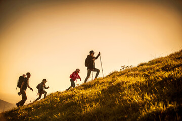 Obraz na płótnie Canvas family in a hike